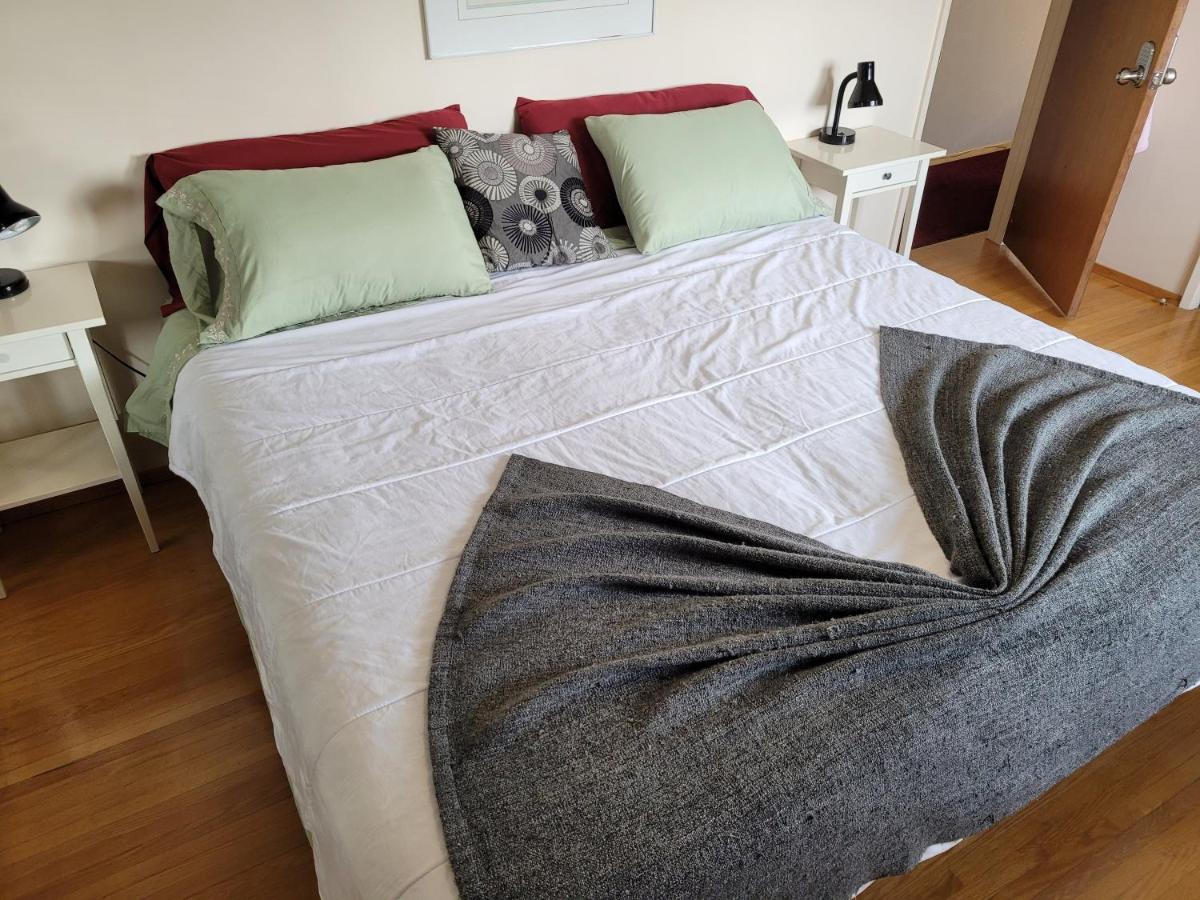 The Dewberry Homestay B&B Edmonton Dış mekan fotoğraf